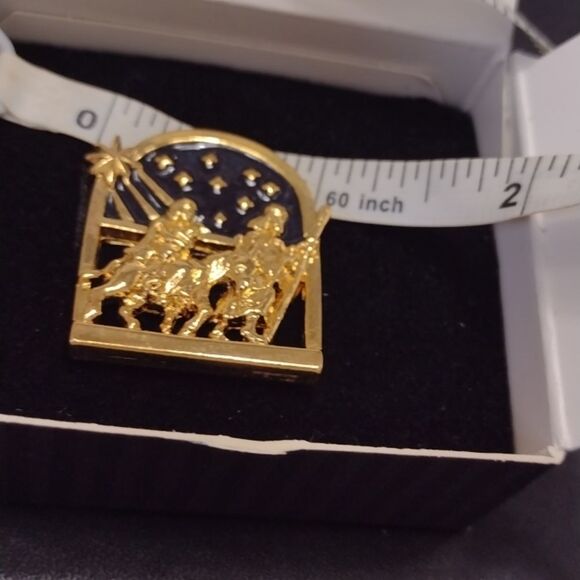 *Sale* Avon holy family tac pin - Picture 6 of 8